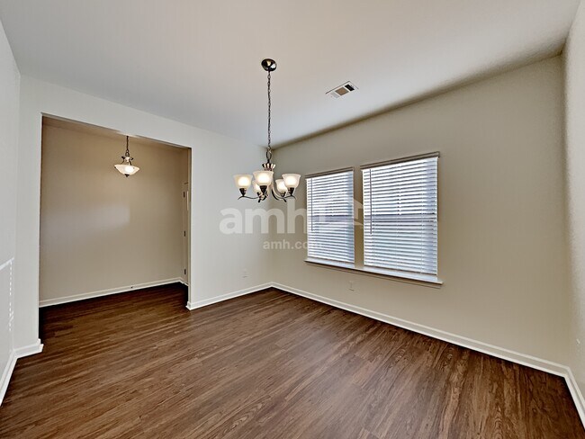 Photo - 172 Landsdown Xing