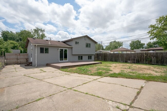 Photo - 15841 Dort St