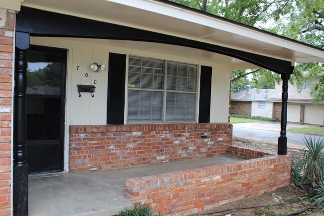 700 Woodland Way