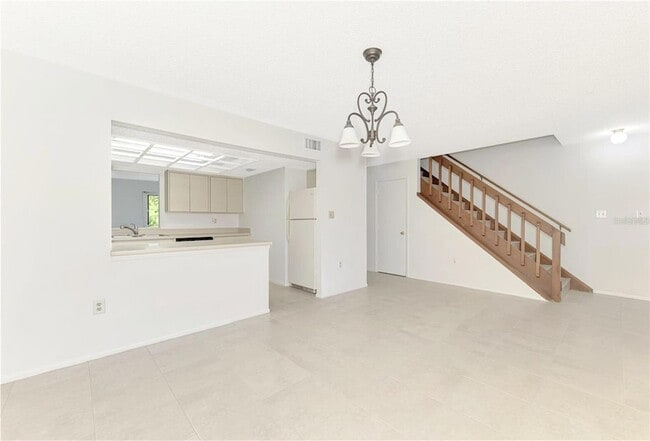 Photo - 935 Sunridge Way