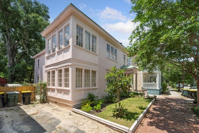 211 W 40th St Unit B