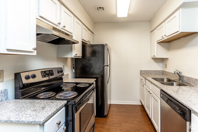 2BR, 2BA - 878 SF