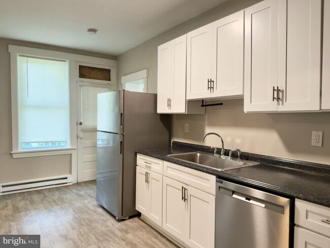 Building Photo - 122 Houston Ave Unit 1