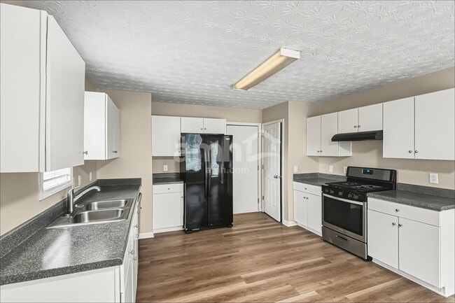 Photo - 20 Kentshire Pl NW