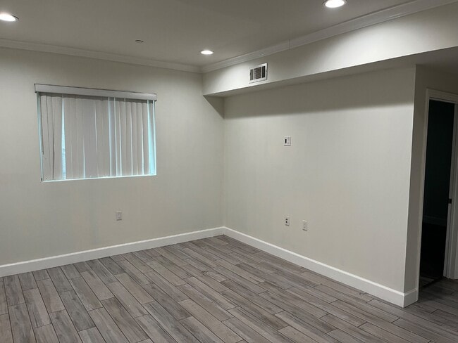Building Photo - 14915 Roscoe Blvd Rental