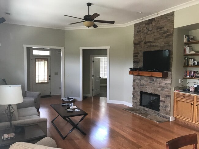 Photo - 263 Solamere Ln