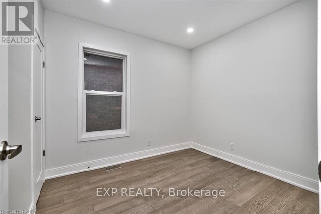 Photo - 734 Cannon St E