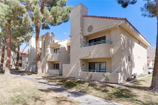 Building Photo - 830 N Sloan Ln Unit 202