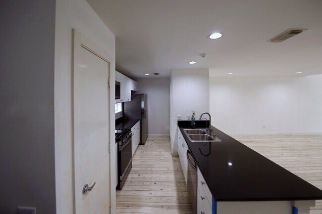 Photo - 702 Ruthven St