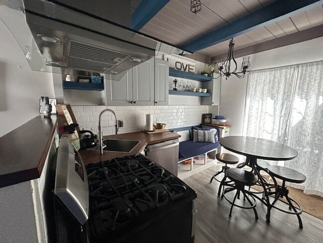 Photo - 3 bed / 2 bath furnished home.  6 month re...