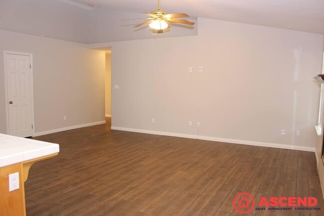 Photo - 4-Bedroom Home Near Shopping Center In Sou...