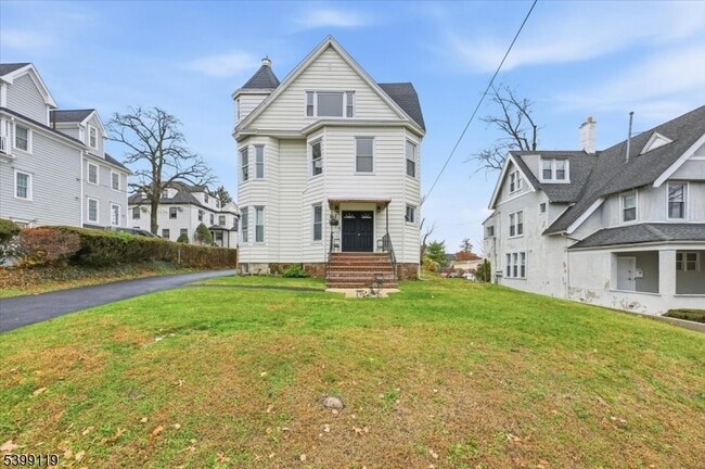 Building Photo - 162 Walnut St