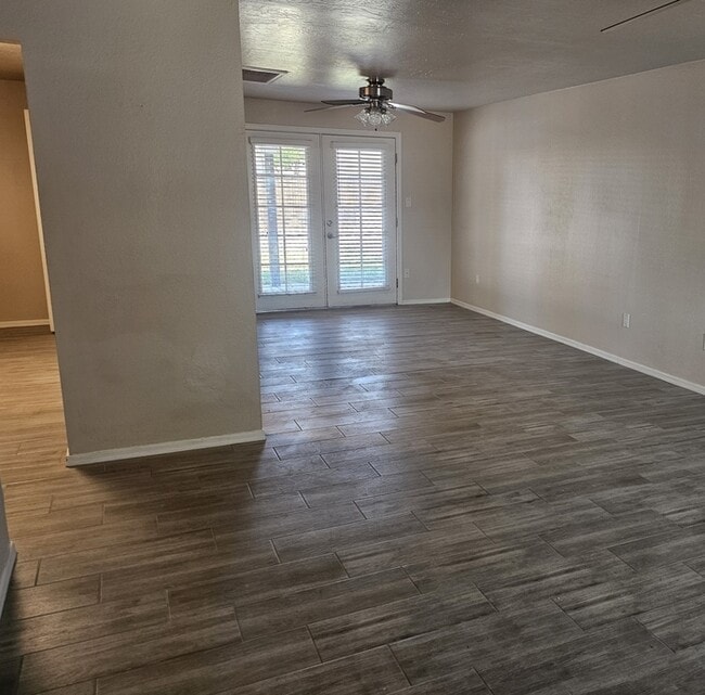 Building Photo - Great 3/2 in NE Phoenix with brand new flo... Rental