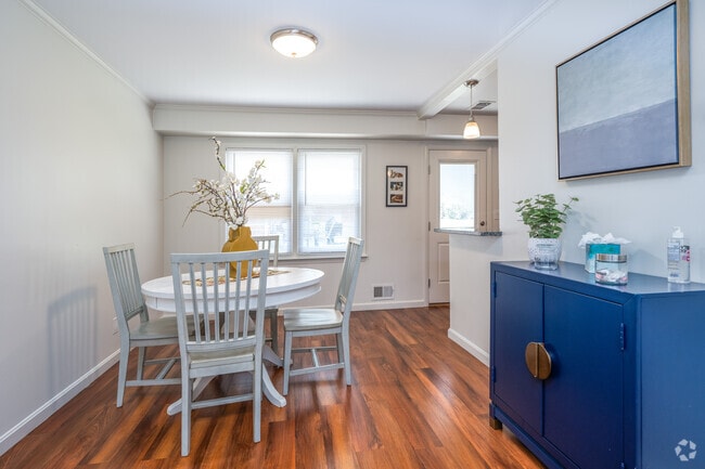 2BR, 1BA - 985SF - Dining Room