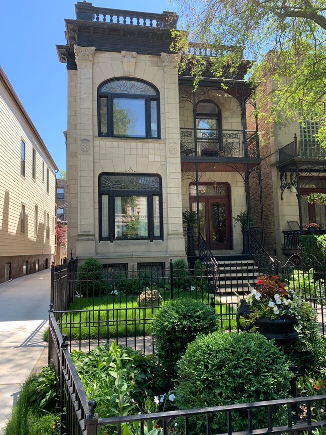 Building Photo - 707 W Roscoe St Unit B Rental