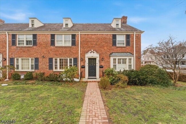 Building Photo - 260 Walnut St Unit 9