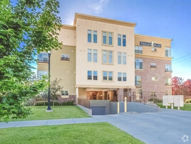 Building Photo - Incredible upper level 2 story condo