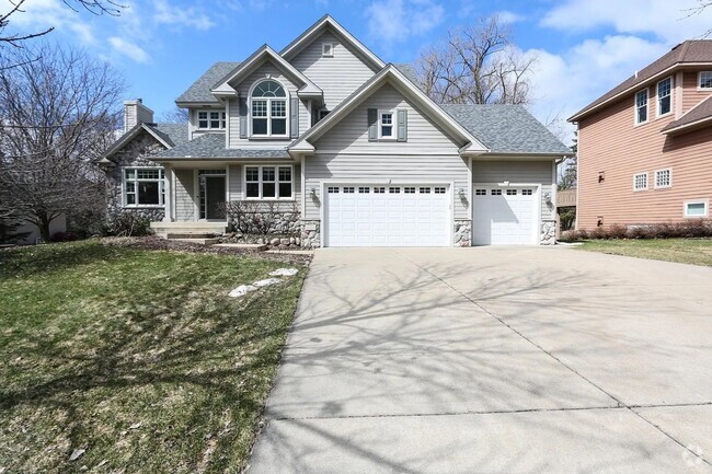 Building Photo - Rare 4 bed singe family super nice luxurio... Rental