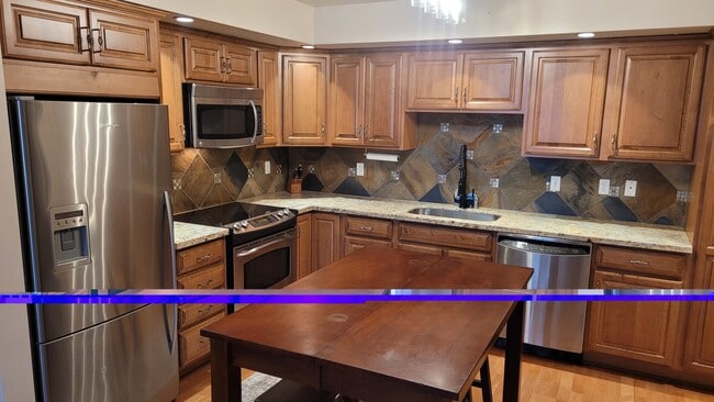 Fantástica cocina, completamente equipada con vajilla, cristalería, utensilios, etc. - 4116 California Ave SW Unidad 304