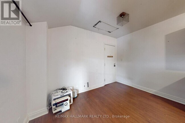 Photo - 557 Parliament St