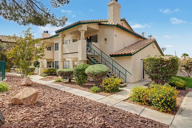 Building Photo - 2 Bedroom Condo just off Summerlin Pkwy w/ views of pool