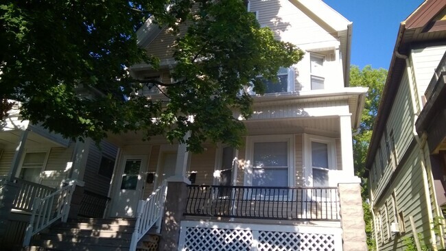Building Photo - 2106-2108 N 41st Unit Upper Rental