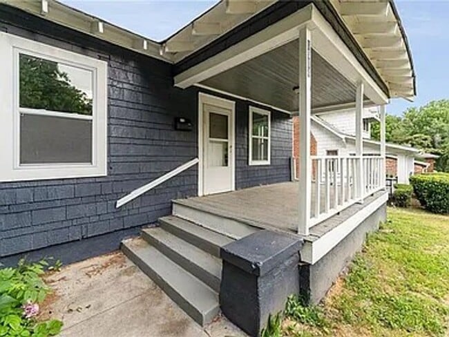 Photo - Charming Fully Renovated Cottage Minutes from Downtown!