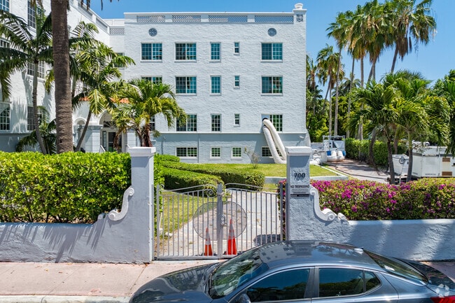 Entrance - Helios Apartments Miami Beach