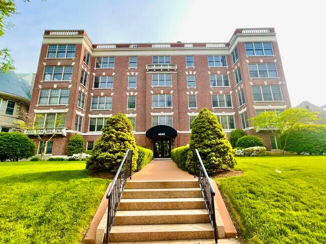 Building front - 4540 Lindell Blvd Unit 306