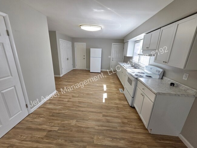 Photo - 3 bed, 1.5 baths, 2 car garage, fenced yard!