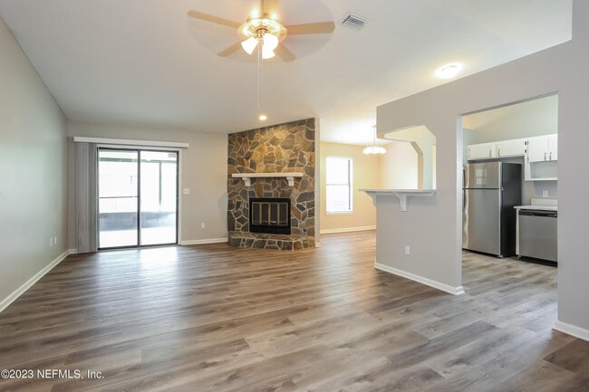 Photo - 1441 Kingfisher Ln N