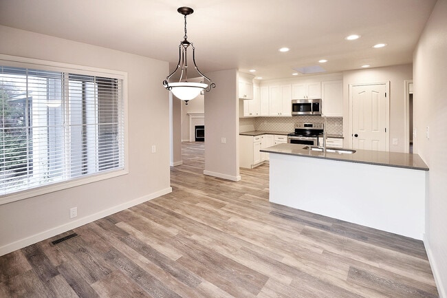 Photo - 2340 N Warwick Ave
