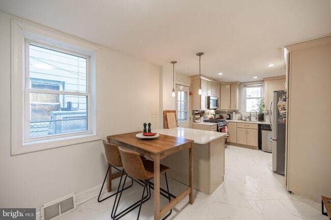 Photo - 2978 E Thompson St