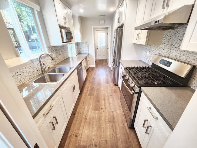 Building Photo - 5020 Rio Vista Ave Rental