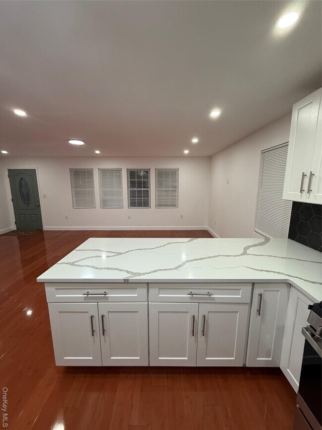 Photo - 107-13 220th St