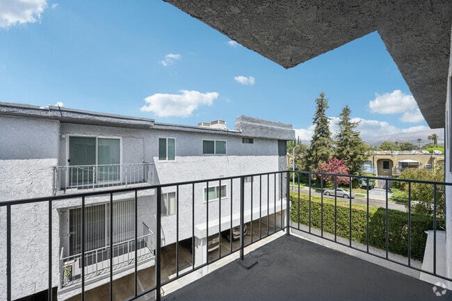 2BR, 2BA - 1200SF - Balcony
