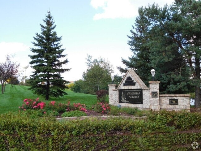 Building Photo - Spacious Townhouse Style Condo in Brookfield!