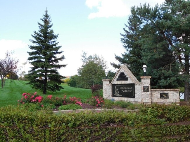 Spacious Townhouse Style Condo in Brookfield! - Spacious Townhouse Style Condo in Brookfield!