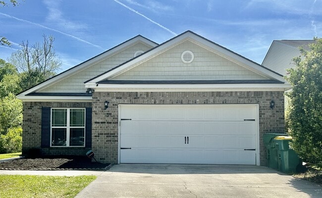 Building Photo - Three Bedroom Home located in Midpoint!