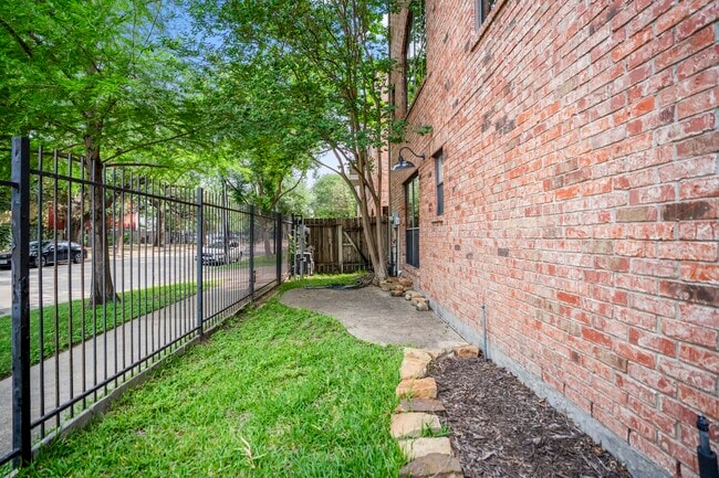 Photo - 2719 La Branch St