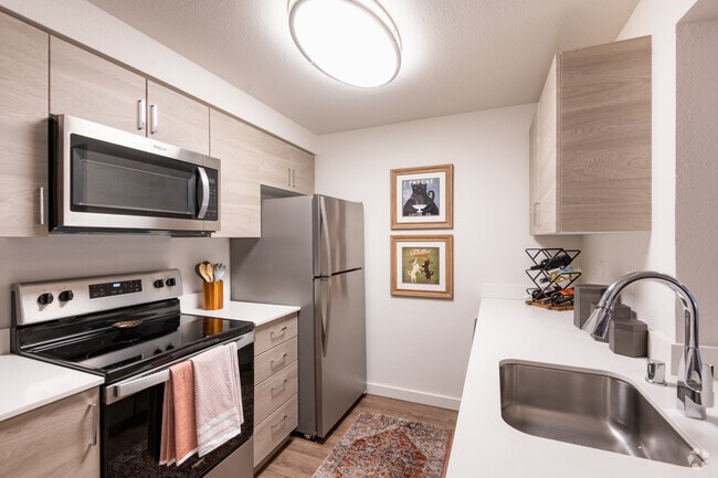 2BD, 2BA - 921SF