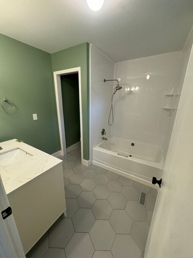 Photo - 992 Halcyon Dr