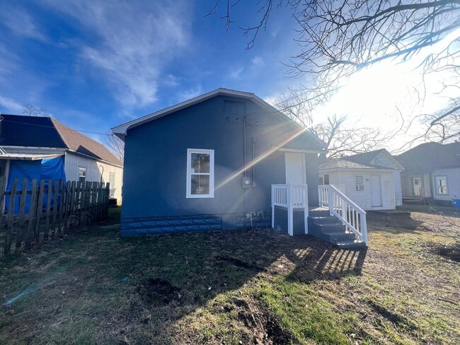 Photo - 209 W College St