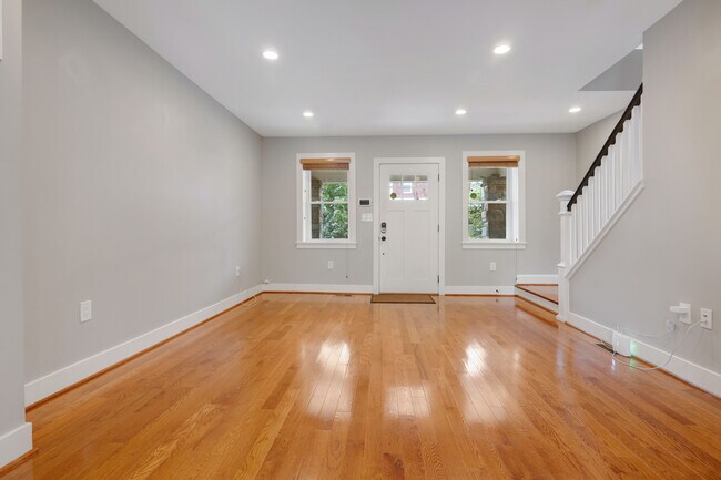 Photo - 1778 Lyman Pl NE