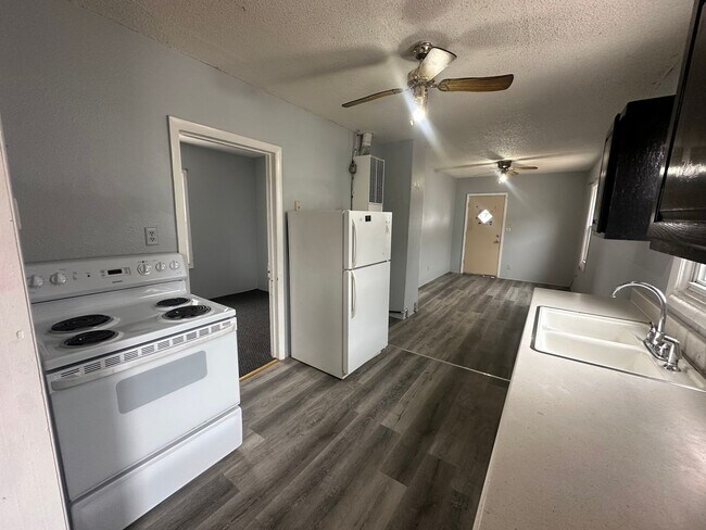 Photo - 2 bedroom, 1 bath home! Pet Friendly! Fenc...