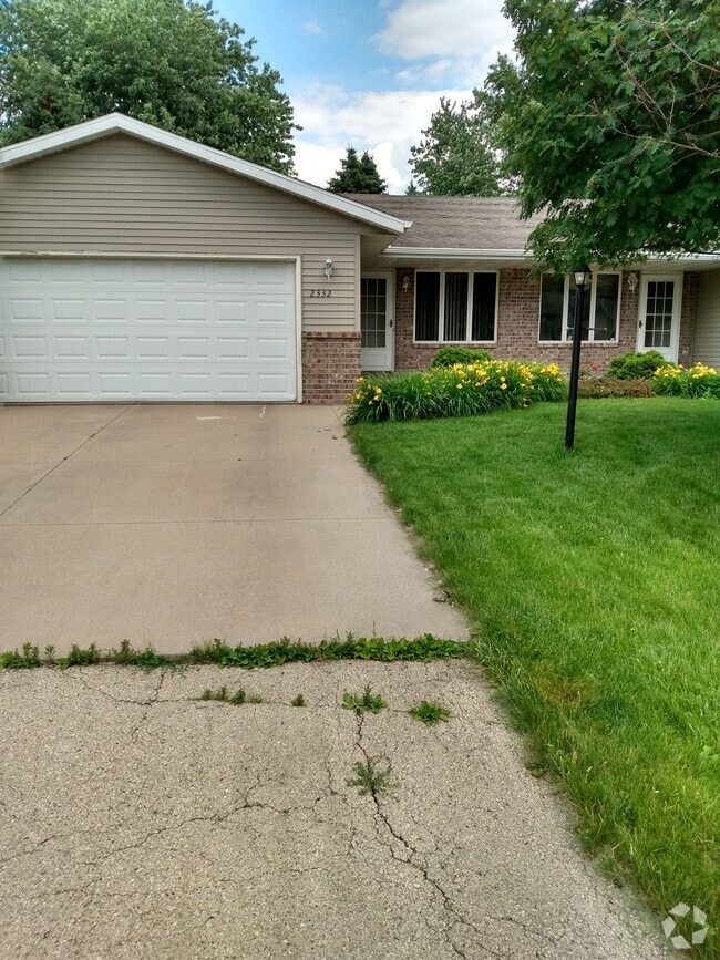 Building Photo - 2332 N Skylark Dr Rental
