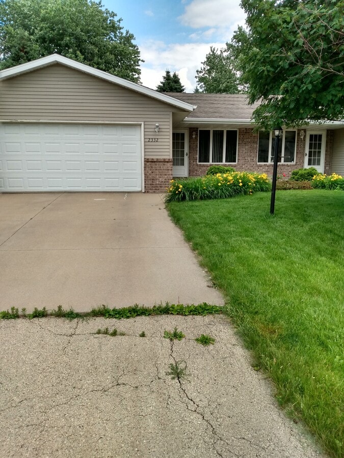 v. nice condition, reasonable rent - 2332 N Skylark Dr Townhome