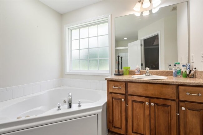 Photo - 86 Carson St NE