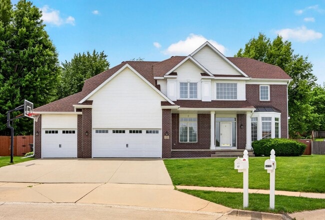 Building Photo - SPACIOUS LIVING!! 4 Bedrooms, 2.5 Bathrooms Home in Des Moines!