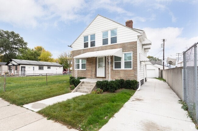 Building Photo - 3 Bedroom House on double lot